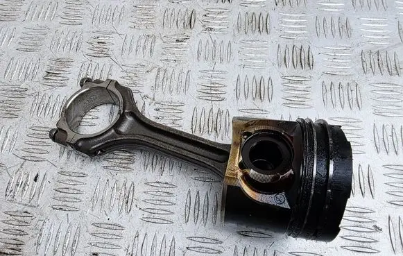 Mitsubishi ASX Piston with connecting rod M174