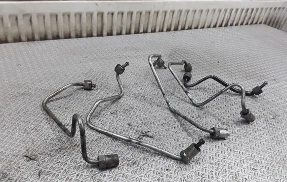 Toyota Avensis T250 Fuel injector supply line/pipe 
