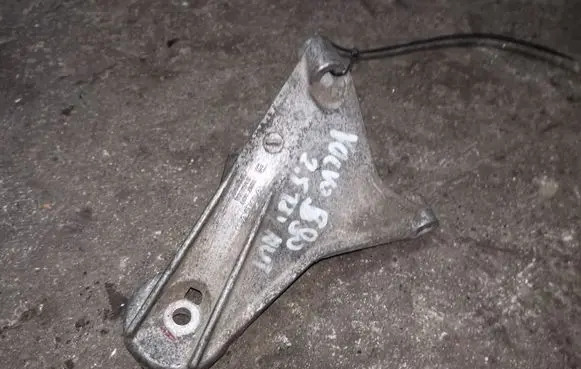 Volvo S70 V70 V70 XC Engine mounting bracket 1397889
