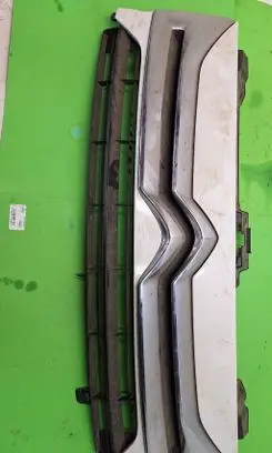 Front bumper upper radiator grill