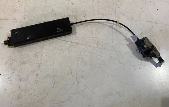 Land Rover Discovery 3 - LR3 Tailgate exterior lock 