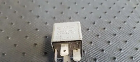 Volkswagen PASSAT B5 Other relay 8D0951253A V23134-B52-X301