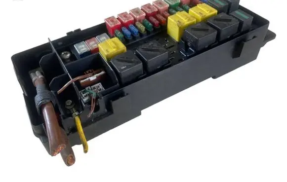 Land Rover Discovery Fuse module YQE103800 135718012100