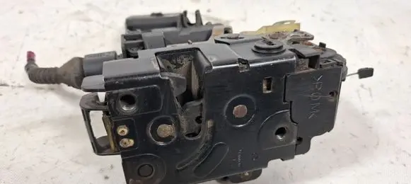 Volkswagen PASSAT B5 Rear door lock 3B0837868