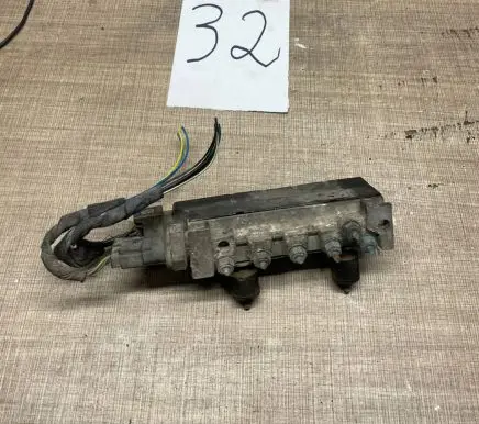 Mercedes-Benz S W220 Air suspension valve block A2203200258