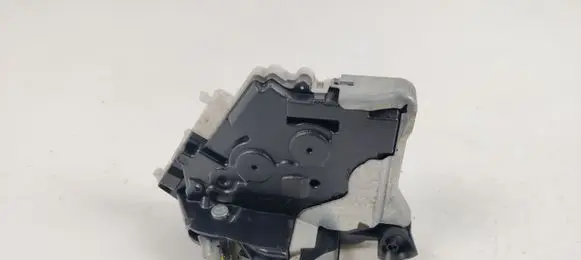 Toyota Prius (XW50) Front door lock 