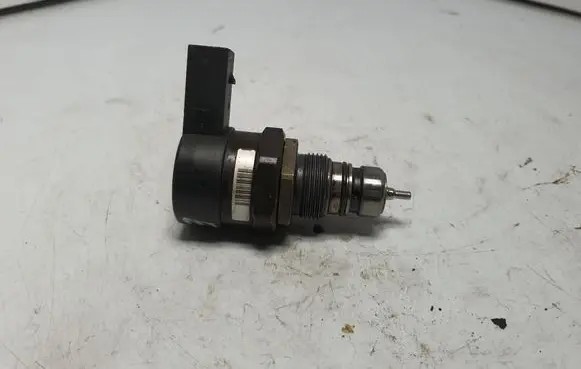 BMW X3 E83 Fuel pressure regulator 0281002481 7805733 13537805733