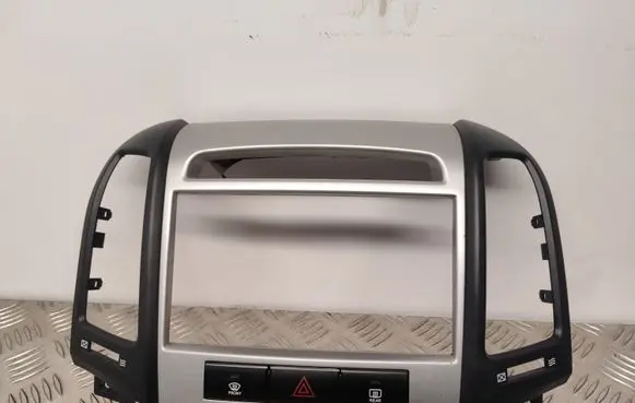 Radio/GPS head unit trim
