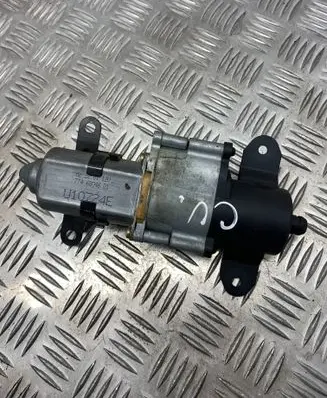 Chrysler Voyager Sliding door motor 7746804601 U10724E