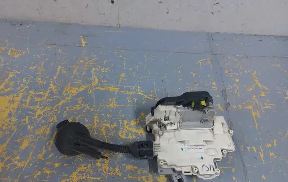 Audi A6 S6 C6 4F Rear door lock 4F0839016