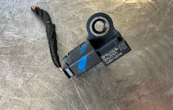 Citroen C4 II Picasso Airbag deployment crash/impact sensor 9800395680