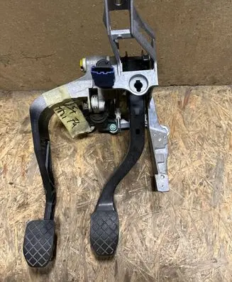 Volkswagen PASSAT B5.5 Brake pedal 8D1721117N