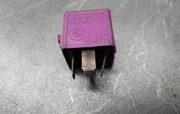 BMW 3 E36 Fuel pump relay 1388911