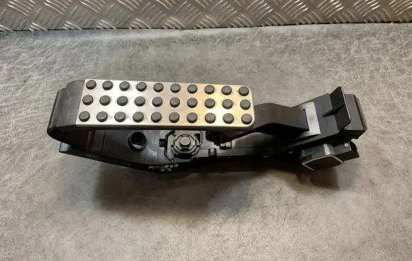 Mercedes-Benz E W211 Accelerator throttle pedal A2113000704