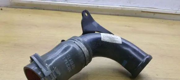 Ford Fiesta Intercooler hose/pipe AV616C750AE