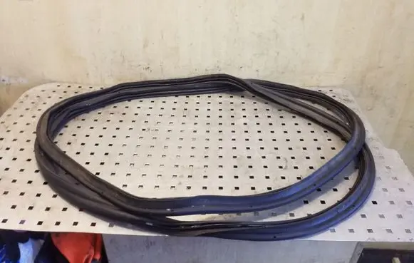 Volkswagen Touareg II Trunk rubber seal (body) 