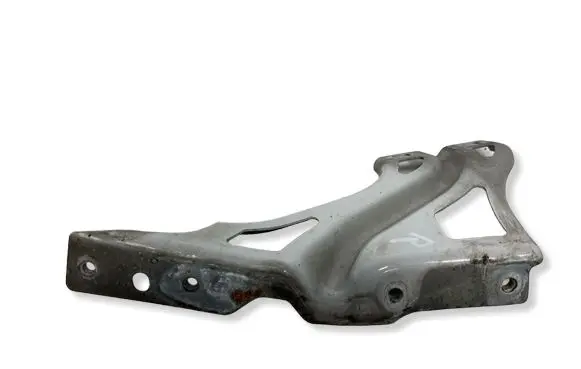 Audi Q3 8U Fender mounting bracket 8U0821136