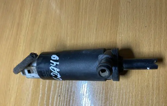 Volkswagen PASSAT B6 Windscreen/windshield washer pump 3130670001 C2949