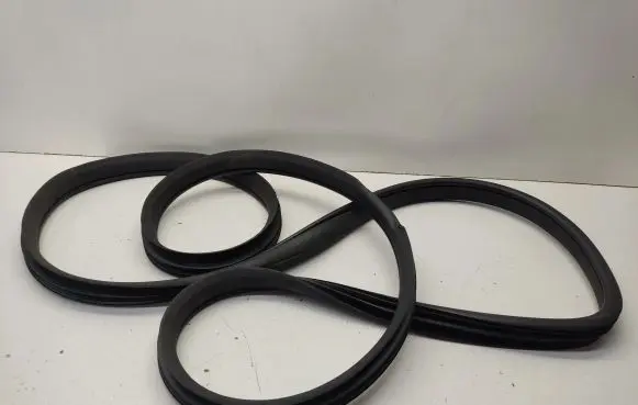 Mercedes-Benz ML W164 Front door rubber seal A1646900476