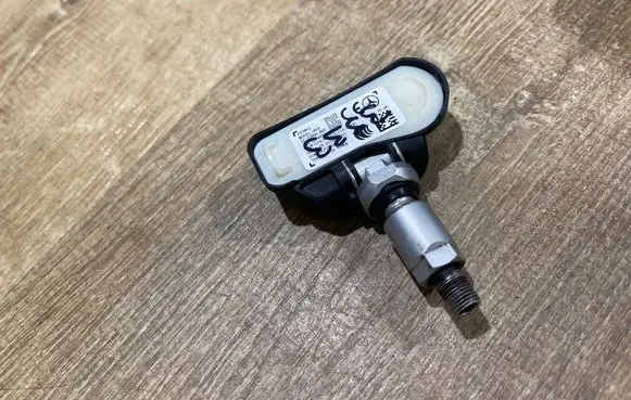 Mercedes-Benz C W205 Tire pressure sensor A0009050030 0027FE42F