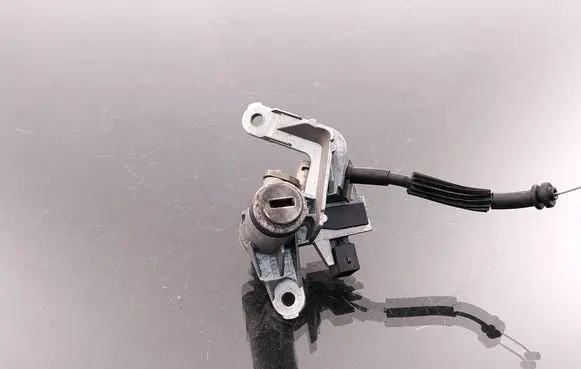 Audi A4 S4 B6 8E 8H Tailgate exterior lock 827573