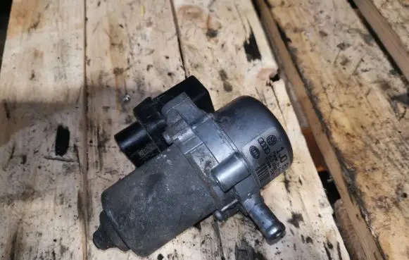 Volkswagen Jetta V Vacuum pump 1J0612181B