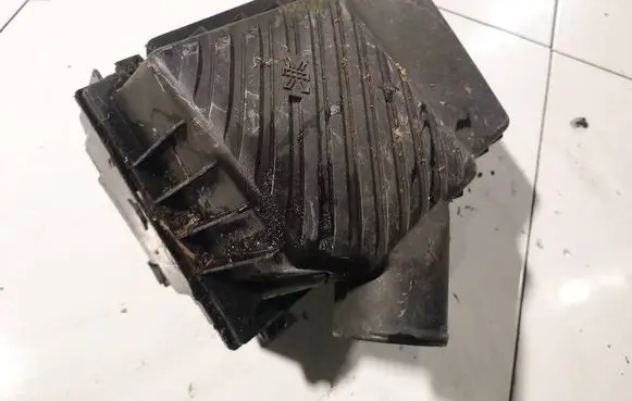 Volkswagen PASSAT B4 Air filter box 191129620