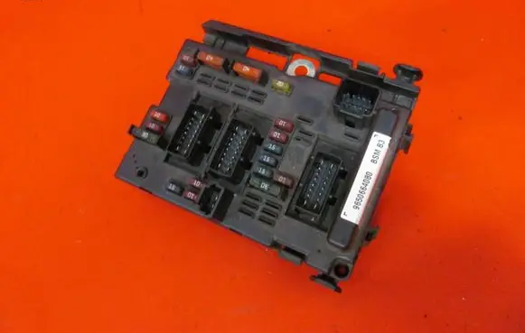Peugeot 206 Fuse module 9650664080