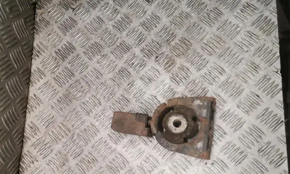Toyota Avensis T250 Engine mount bracket