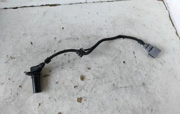 Volkswagen Multivan T5 Crankshaft position sensor 9805940