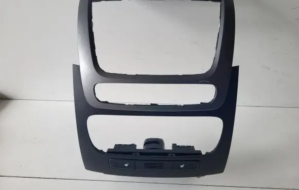 KIA Sorento Radio/GPS head unit trim ZX847412P005