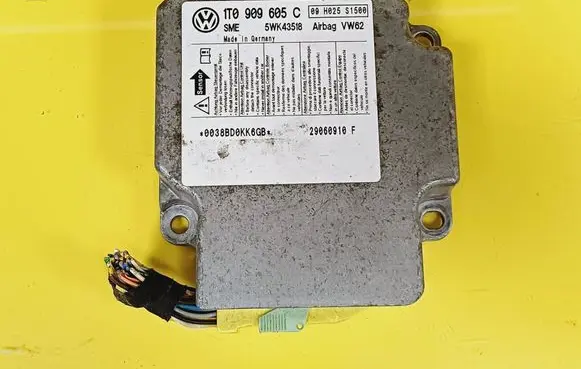 Volkswagen Touran I Airbag control unit/module 1T0909605C