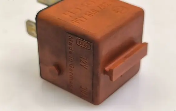Volkswagen PASSAT B5 Other relay 0332019456 12V30A 8587