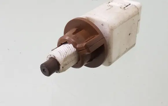 Toyota RAV 4 (XA40) Brake pedal sensor switch