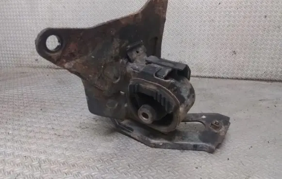 Toyota Yaris Engine mount bracket