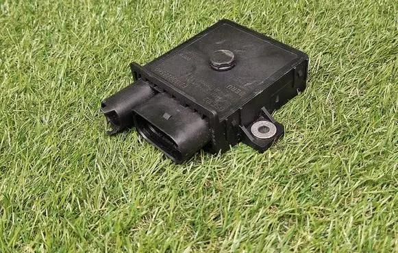 BMW 5 E60 E61 Glow plug pre-heat relay E2110022360