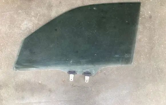 Suzuki Grand Vitara II Front door window glass four-door 43R00033 DOT2GAS2 A002345
