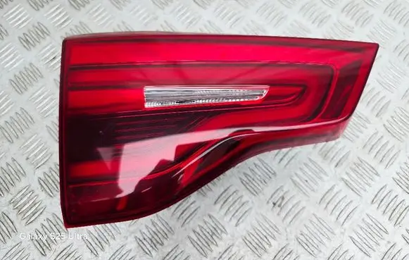 Tailgate rear/tail lights