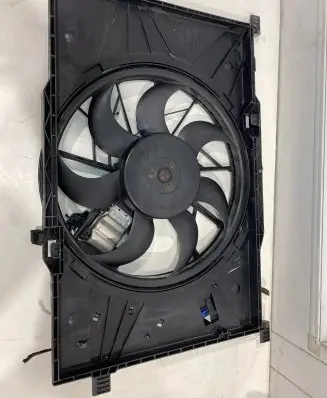 Radiator cooling fan shroud