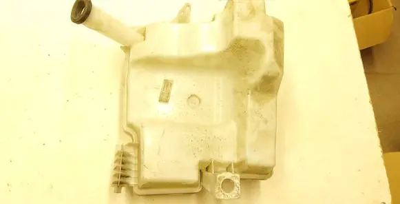 Ford Focus Windshield washer fluid reservoir/tank BV6117B613AC