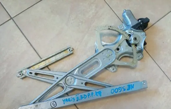 Toyota Yaris Front door electric window regulator 857100D100 NE5600