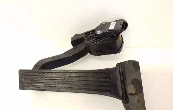 KIA Carens III Accelerator throttle pedal 351904A700 150501 65211