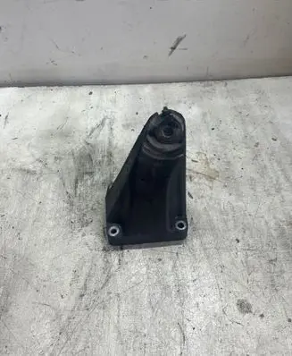 Engine mounting bracket
