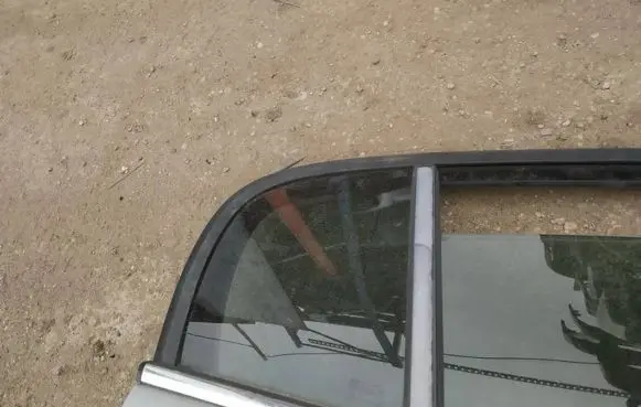 Rear vent window glass