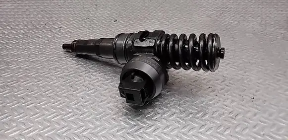 Volkswagen PASSAT B5.5 Fuel injector 038130073BA