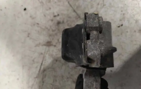 Volkswagen Jetta VI Engine mount bracket 1K0199555