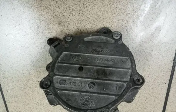 Volkswagen PASSAT B6 Vacuum pump 06D145100