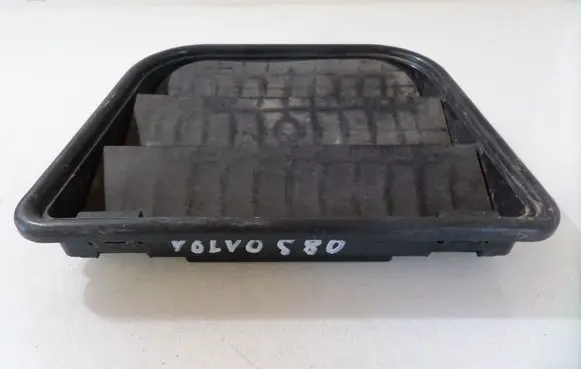 Volvo S80 Quarter panel pressure vent 