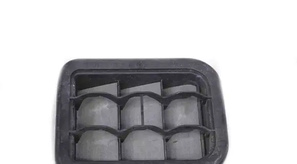 Quarter panel pressure vent