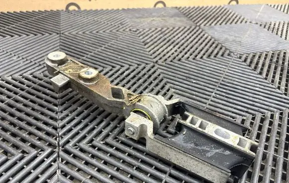 Volvo XC90 Engine mount bracket 31330594